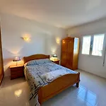 Elena Villa *